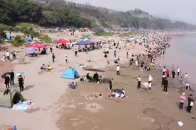 重庆人真有意思，道路狭窄游人拥挤，沙滩不美就是喜欢图片