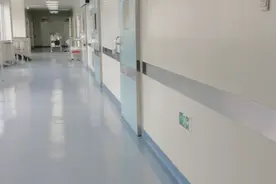 戴隐形眼镜（美瞳）不舒服，小心出大问题图片