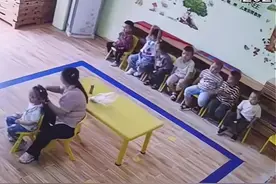 山东幼师给班上唯一女孩梳头，男孩们坐一旁图片