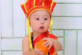 老年痴呆的奶奶，盼着患肿瘤的孙儿回家图片