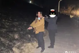 广西鹿寨：男子用打火机点燃草坪，结果“引火”上身~图片