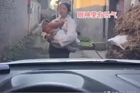 出去喝酒还敢开车？老婆抱娃堵车前，再看车后更吓人男子不服不行图片