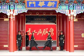 1949年是谁选定中南海，成为中央机关在北平的办公地点？图片