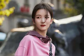 街拍：秋日穿衣不用愁，一件卫衣解决所有穿搭难题图片