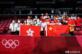 “刘国梁主动招手邀请我们，我们很兴奋，立刻冲过去了”图片