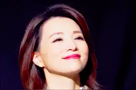 董卿重回央视舞台！大气现身《朗读者》片场，久未露面略显发福图片