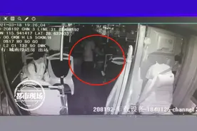 紧急！一老人在公交车上突然一动不动，司机发现赶紧救人图片