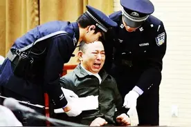 坐拥400亿的富豪，豢养黑恶势力嚣张叫嚣，为何在法庭上崩溃？图片