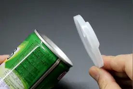 用八宝粥的盖子，制作一个切菜护手小工具，简单实用图片