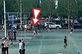 央视网评丨打球撞倒婆婆被免责，把“自甘风险”打上普法公屏图片