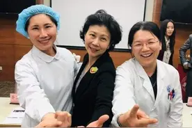 李嘉诚没给何鸿燊送行，两儿子也没出席，他的“女知己”倒是来了图片