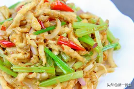鸡胸肉怎么做才好吃，大厨教你做麻辣鸡丝，鸡丝嫩滑，麻辣鲜香图片