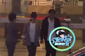 47岁李乃文恋情疑曝光！和美女牵手回酒店，吃饭被狂摸手臂不避讳图片