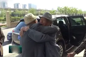 时隔68年，山东老兵和93岁首长重逢，全连百人只剩他俩图片