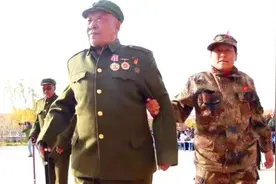 父亲去部队看望儿子：让你们军长出来！军长：不认识这老头！图片