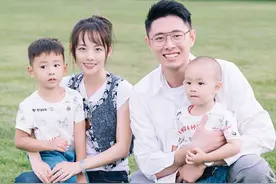 张嘉倪一家四口齐亮相！穿马甲戴翡翠手镯高调炫富，小儿子超像爸图片