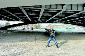 太原：漪汾桥下的打鞭人图片