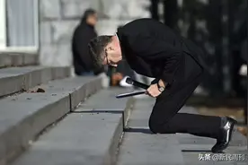 下跪忏悔有用吗？涉嫌性侵21.6万未成年人的法国教会承诺卖房赔偿受害者图片