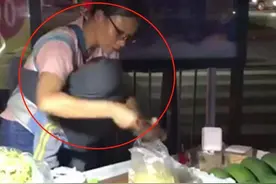 夜市女摊主胸前挂“布袋”营业，顾客靠近一看后高喊：再来一份图片