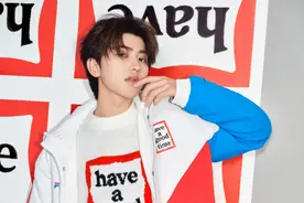 享受当下，蔡徐坤的秋冬时尚穿搭秘诀图片