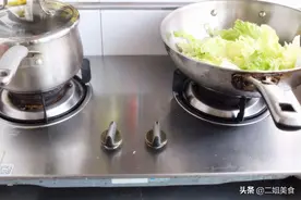 炒菜时，用左边的燃气灶还是右边的燃气灶？燃气师傅提醒，别弄错图片