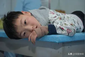 孙子患脑瘫6年 60岁奶奶只要他能站立起来 再苦再累也要坚持图片