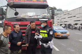 三台外地大货车进城，偶遇南明交警图片