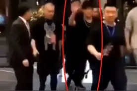 周杰伦被指耍大牌，粉丝递东西被保安打翻，本人视若无睹疑默许图片
