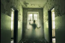 小说：老头子满眼戾气瞪了我一眼，逼我拔出金剑，否则一定让我死图片
