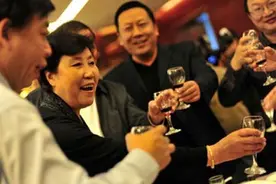 倒茶、喝酒、坐次、点菜的中国餐桌礼仪禁忌？建议收藏图片