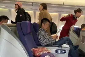 人设崩塌！梅婷坐飞机脚踩显示屏，本人道歉！网友：实在太不真诚图片