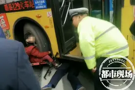 暖心！赣州10岁小孩被压公交车底，众人合力抬车救人图片