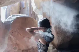 摄影男友视觉下的女友，沐浴在山泉里，若隐若现美得不知为方物图片