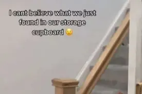 外国女子翻新家里，撬开储物柜的地板，发现底下藏着一个地下室图片