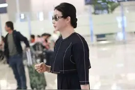 金姐穿裙子搭平底鞋，五大三粗的身材，怎么打扮都像男人图片