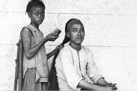 老照片：1912年男子被强制剪辫子，表情痛苦恋恋不舍图片