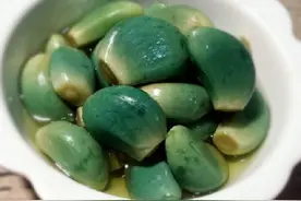 腌腊八蒜，光加醋是不够的，多加2样，两三天就绿，刚好赶上腊八图片