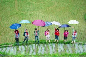 6.5 世界环境日 | 废旧轮胎重获新生 再生雨鞋温暖求学路图片