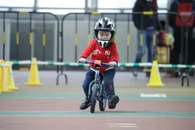 首届大连市青少年儿童平衡车联赛举行图片