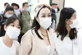 50岁钟丽缇活得像少女！戴蝴蝶结打扮得比女儿还嫩，机场照美出圈图片