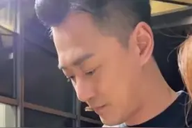 张馨月带女儿探班老公，刻意避开镜头好低调！却被林峯搂住秀恩爱图片