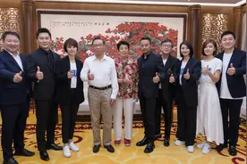 钟南山夫妇现身首映礼，他衣着朴素身姿挺拔，夫人穿碎花衫气质佳图片