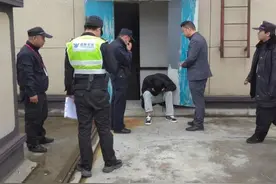 湖南小伙失恋后跑上23楼却一脚踩空，好在他们出手快图片