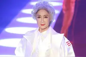 70岁退休奶奶逆袭成超模，惊艳纽约时装周，被称“最美中国奶奶”图片