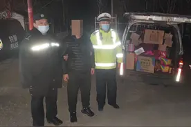 私运20箱烟花爆竹的驾驶人被查获图片