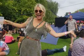 500英镑的婚纱只穿一次太浪费，英国女子改了再穿，价值猛翻四倍图片