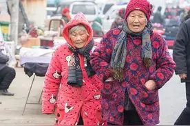 安徽爱穿睡衣的城市，街头涌现“女子睡衣秀”，看上去好暖和图片