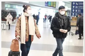 袁咏仪也太可爱了吧，出门穿的像个球，一看就很懂养生图片