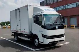 吉利4米2轻卡曝光，自重2.2t+云内2.5L柴油机，箱货、栏板还都有图片