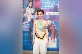 高海宁的身材真是穿出来的，丝巾挂脖当肚兜，配拖地裤显出三七比图片